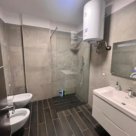 Square 2 Bedroom Apartman *